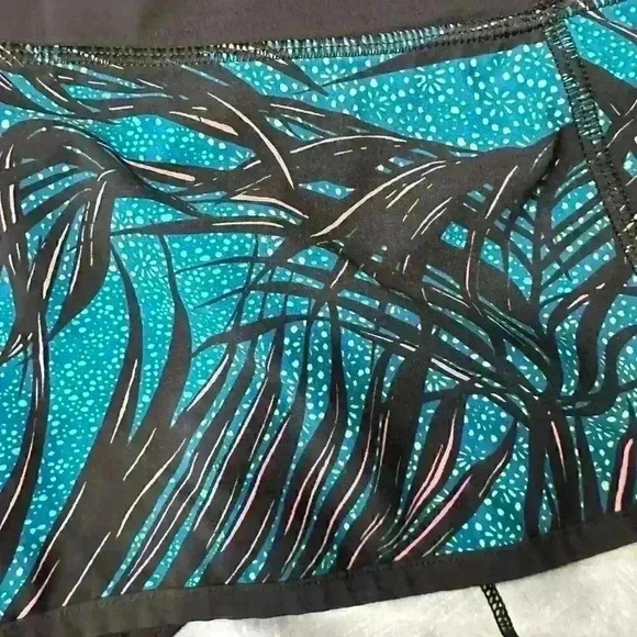Lululemon Speed Short Palm Lace Tofino Teal Multi / Black
Size 8 - Picture 9 of 14
